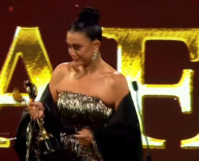 بكاء غادة عبد الرازق لحظة تكريمها في مهرجان ضيافة