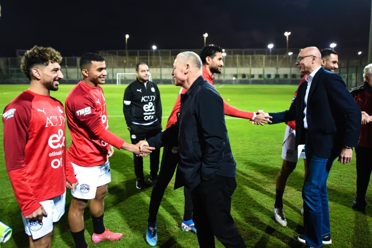 هاني أبوريدة يدعم لاعبي منتخب كأس العرب في مران اليوم