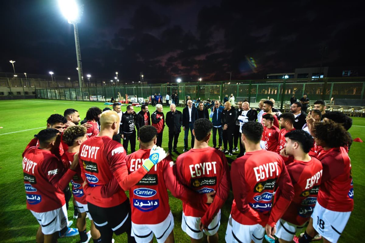 هاني أبوريدة يدعم لاعبي منتخب كأس العرب في مران اليوم