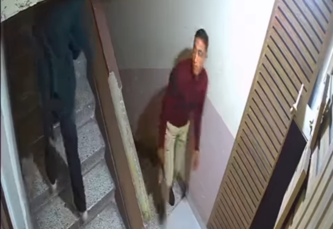 المتهم خلال التحرش بالفتاة 