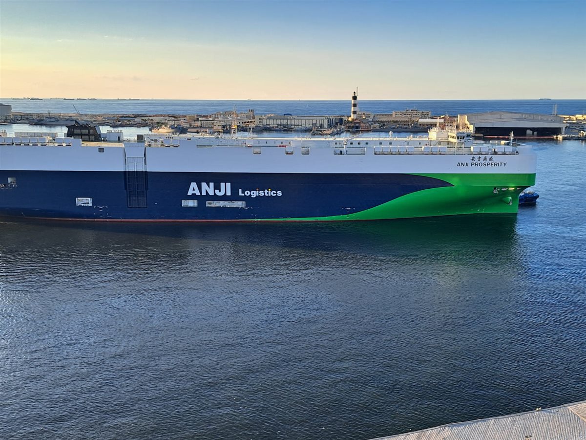 ناقلة سيارات 