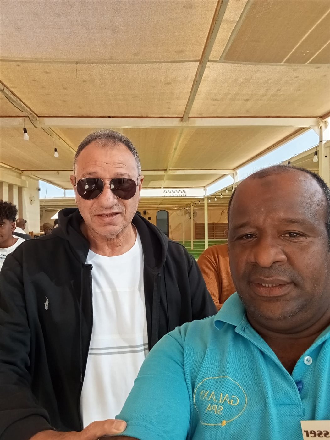 محمود الخطيب يلتقط الصور التذكارية مع معجبيه بالجونة