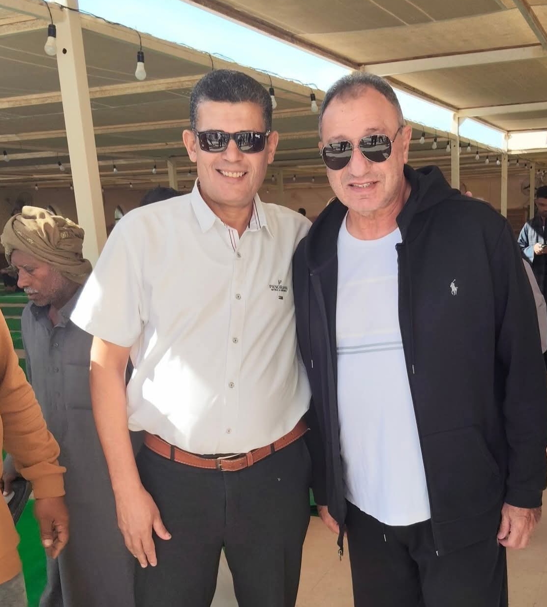 محمود الخطيب يلتقط الصور التذكارية مع معجبيه بالجونة