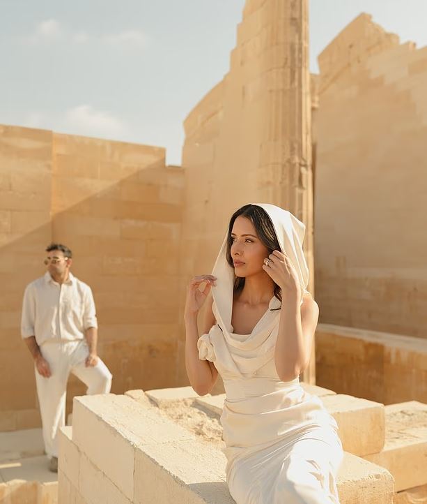 حفل زفاف عند أهرامات الجيزة يتصدر الصحف البريطانية