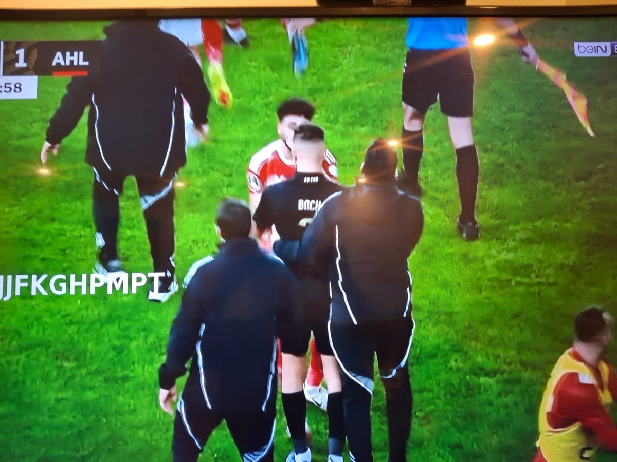 اشتباكات بين لاعبي الأهلي والجيش الملكي بعد إلقاء الجماهير زجاجات على لاعبي الأحمر