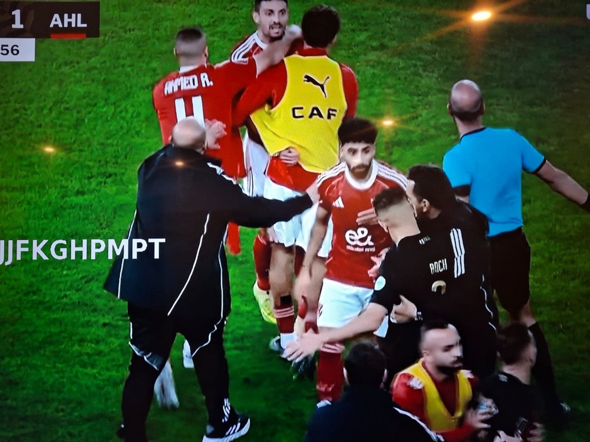 اشتباكات بين لاعبي الأهلي والجيش الملكي بعد إلقاء الجماهير زجاجات على لاعبي الأحمر