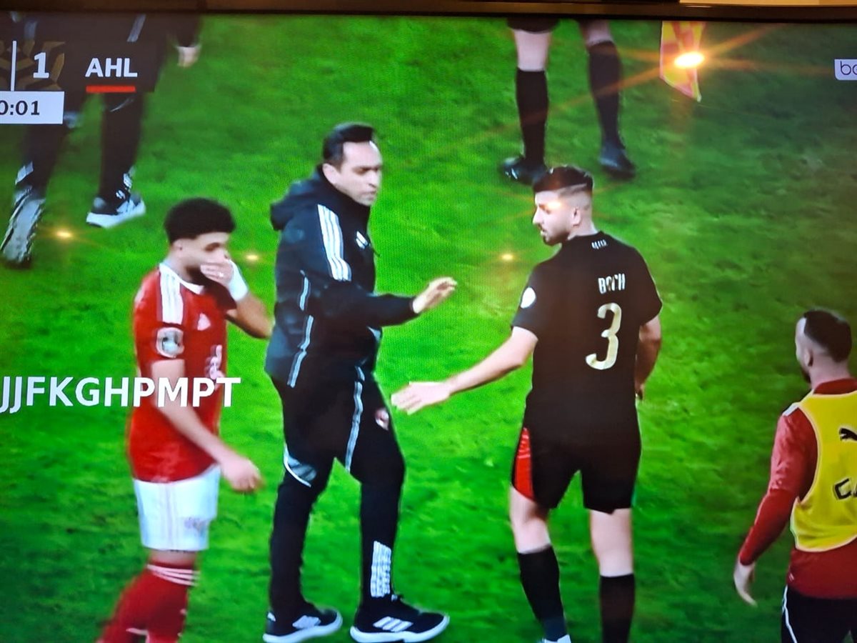 اشتباكات بين لاعبي الأهلي والجيش الملكي بعد إلقاء الجماهير زجاجات على لاعبي الأحمر