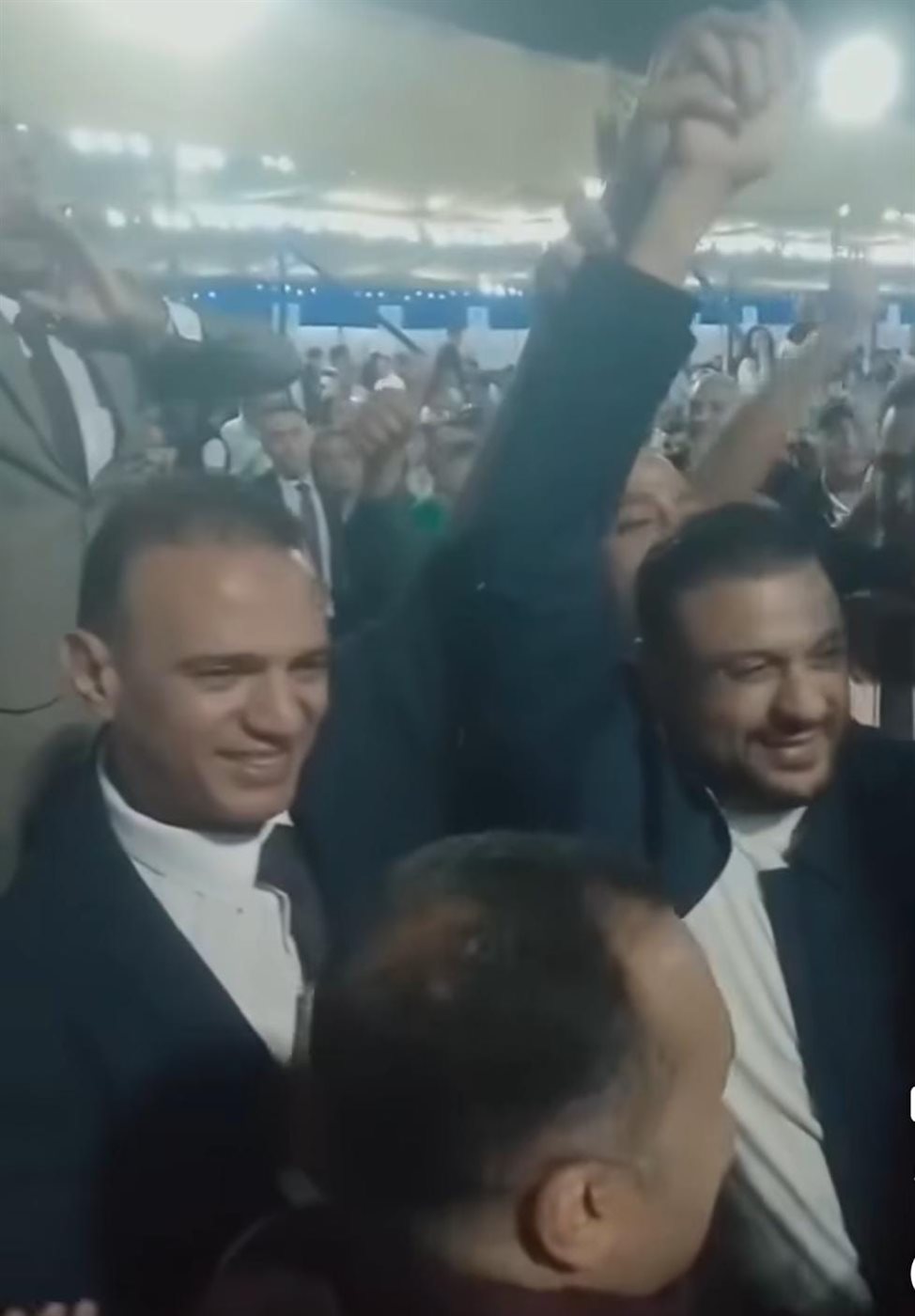 يدًا بيد.. محمد بلال وعمر الغنيمي يحتفلان وسط أنصارهما