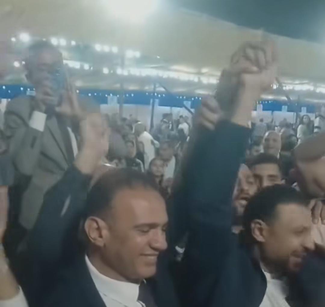 يدًا بيد.. محمد بلال وعمر الغنيمي يحتفلان وسط أنصارهما