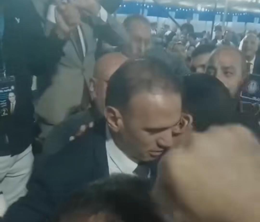 يدًا بيد.. محمد بلال وعمر الغنيمي يحتفلان وسط أنصارهما