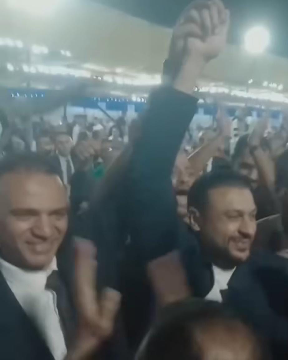 يدًا بيد.. محمد بلال وعمر الغنيمي يحتفلان وسط أنصارهما