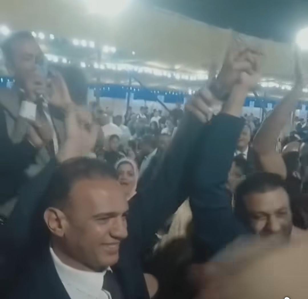 يدًا بيد.. محمد بلال وعمر الغنيمي يحتفلان وسط أنصارهما