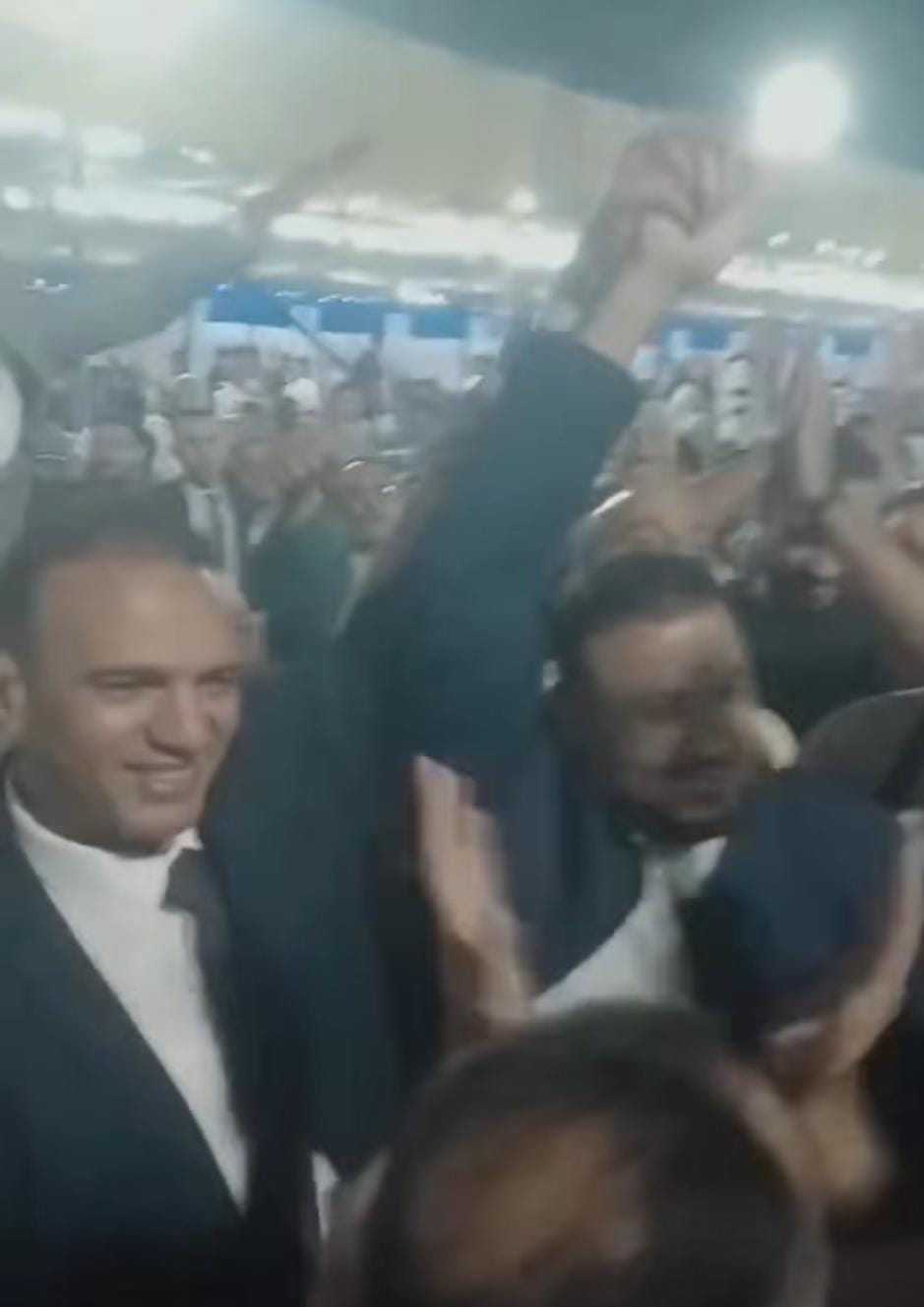 يدًا بيد.. محمد بلال وعمر الغنيمي يحتفلان وسط أنصارهما