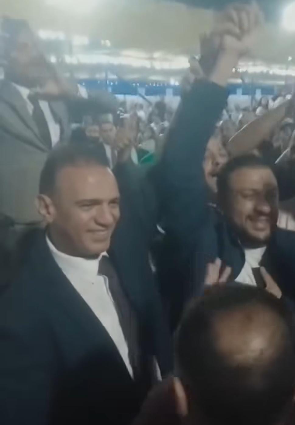 يدًا بيد.. محمد بلال وعمر الغنيمي يحتفلان وسط أنصارهما