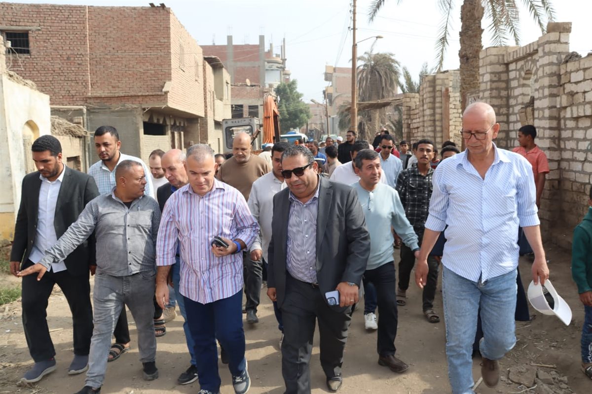 رئيس مياه الفيوم يتفقد عزبة راحيل 