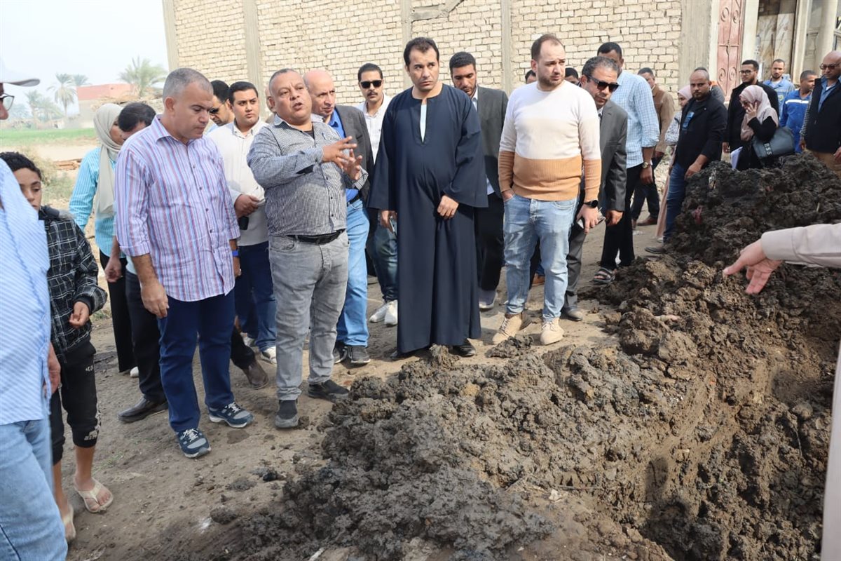 رئيس مياه الفيوم يتفقد عزبة راحيل