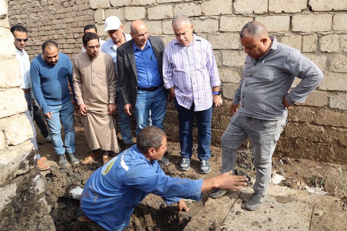 رئيس مياه الفيوم يتفقد عزبة راحيل