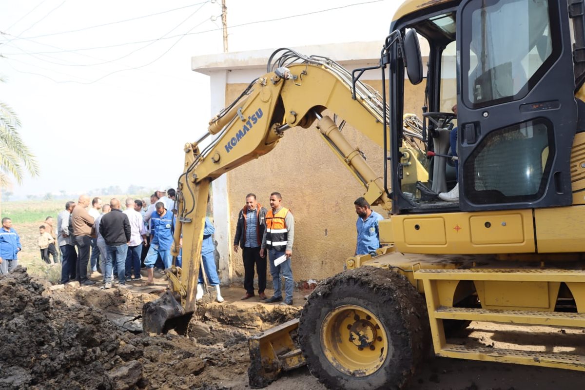 رئيس مياه الفيوم يتفقد عزبة راحيل