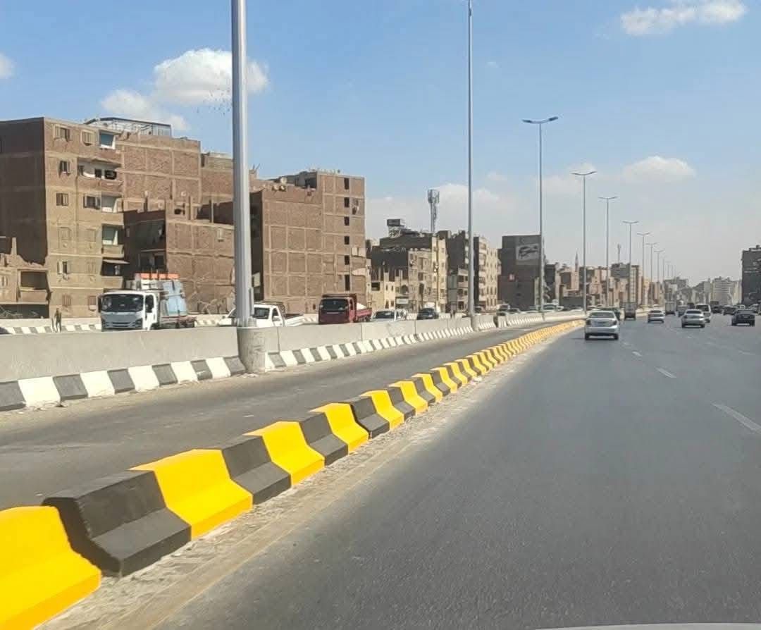 حواجز خرسانية لعزل مسار الأتوبيس الترددي