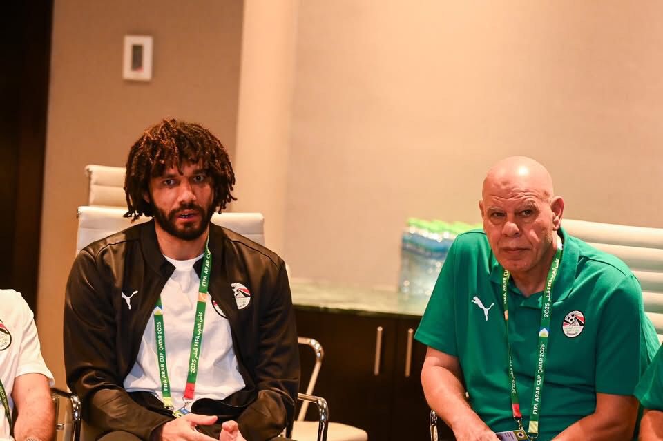 هاني أبو ريدة رئيس اتحاد الكورة يحفز لاعبي المنتخب المشارك في كأس العرب قبل انطلاق البطولة