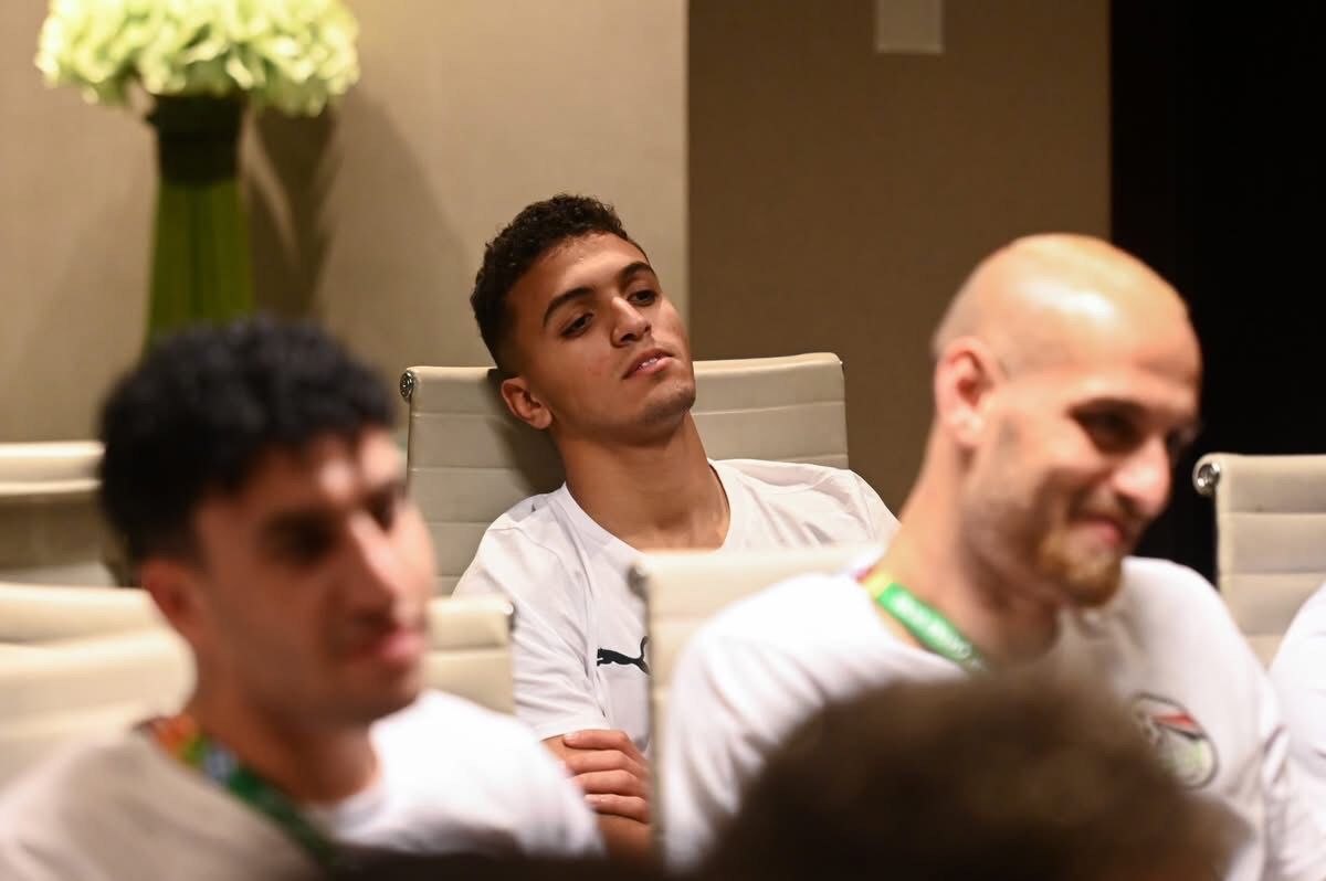 هاني أبو ريدة رئيس اتحاد الكورة يحفز لاعبي المنتخب المشارك في كأس العرب قبل انطلاق البطولة