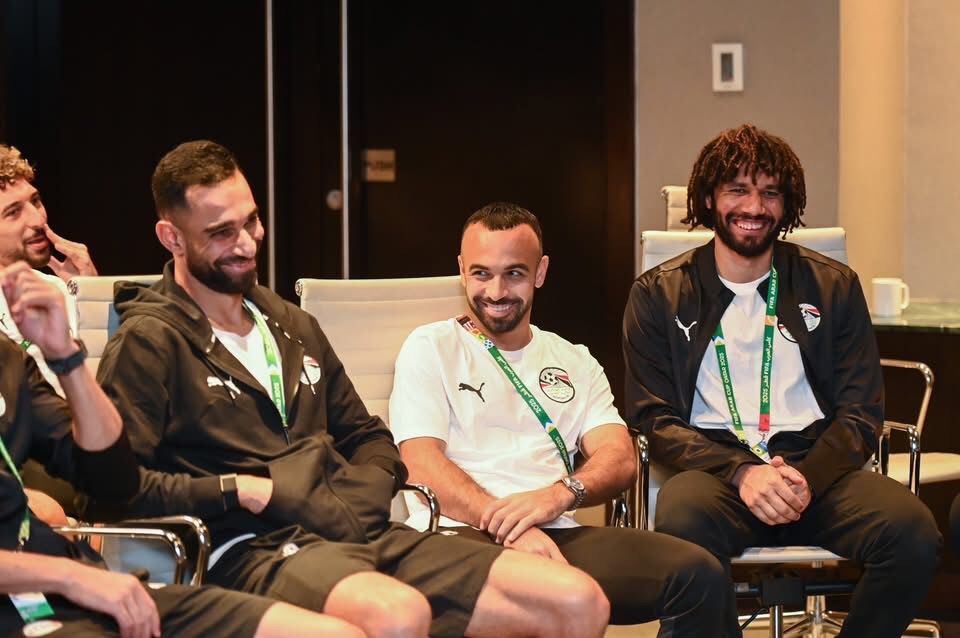 هاني أبو ريدة رئيس اتحاد الكورة يحفز لاعبي المنتخب المشارك في كأس العرب قبل انطلاق البطولة