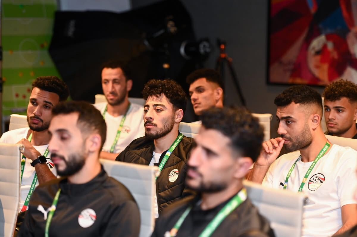 هاني أبو ريدة رئيس اتحاد الكورة يحفز لاعبي المنتخب المشارك في كأس العرب قبل انطلاق البطولة