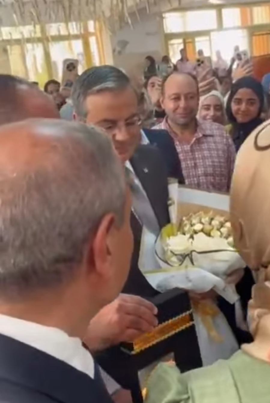 زغاريد وممر شرفي.. طلاب تربية المنوفية يحتفلون بتعيين عميد الكلية بالورود والشوكولاتة