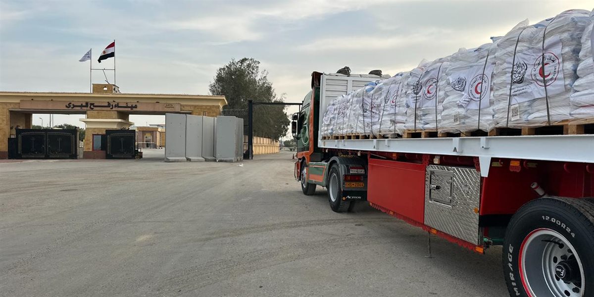 الهلال الأحمر المصري يدفع بالمساعدات الإغاثية إلى قطاع غزة