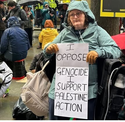 مسنة على كرسي متحرك تشارك في مظاهرة بإنجلترا لدعم غزة