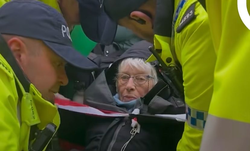 القاء القبض على مسنة في مانشستر بسبب دعم غزة