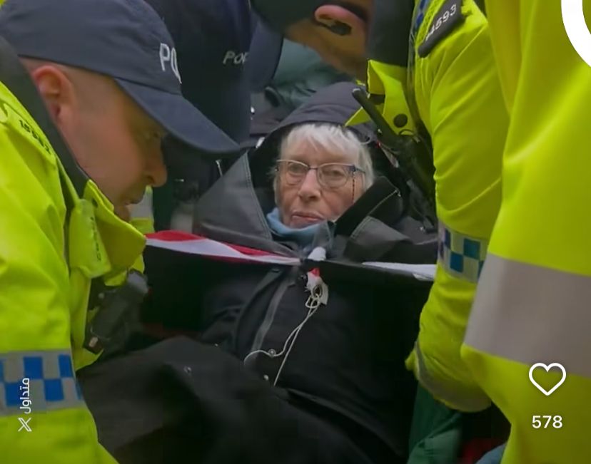 القاء القبض على مسنة في مانشستر بسبب دعم غزة