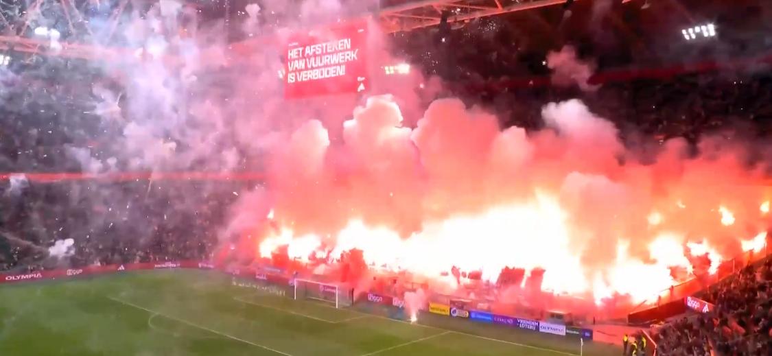 مباراة أياكس أمستردام وجرونينجن في الدوري الهولندي بسبب الألعاب النارية