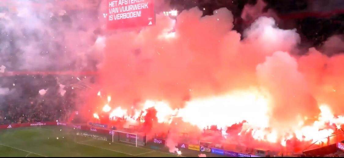 إيقاف مباراة أياكس أمستردام وجرونينجن في الدوري الهولندي بسبب الألعاب النارية