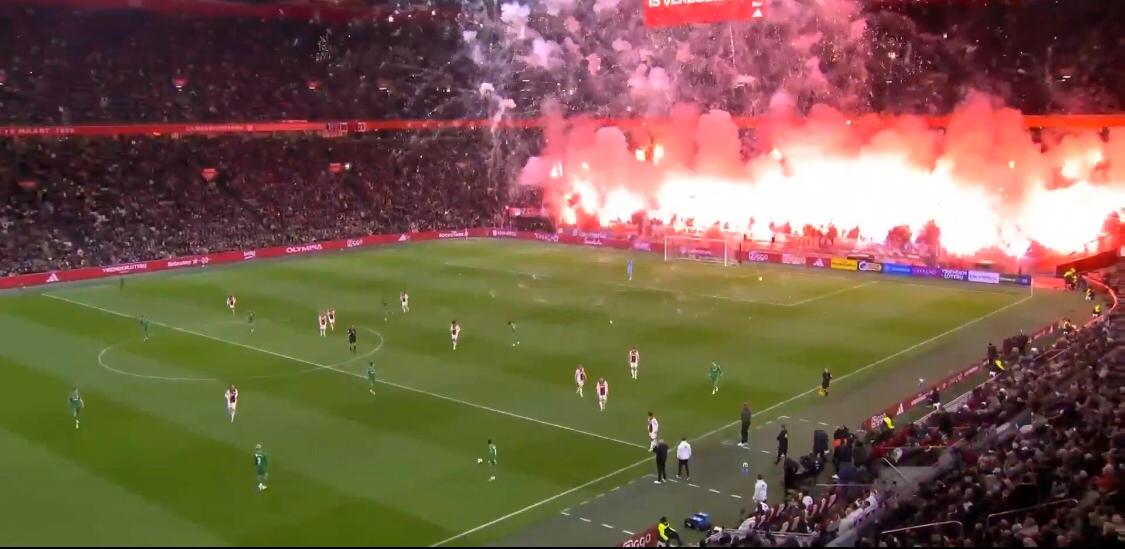 إيقاف مباراة أياكس أمستردام وجرونينجن في الدوري الهولندي بسبب الألعاب النارية