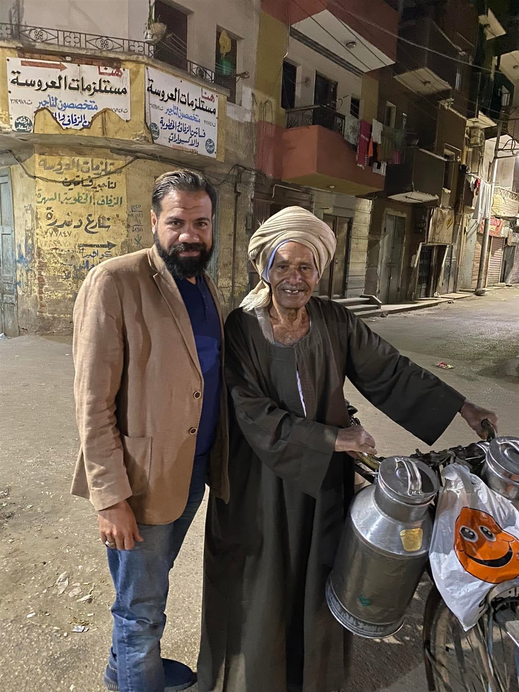 عم حسين أشهر وأقدم بائع لبن متجول في الأقصر 