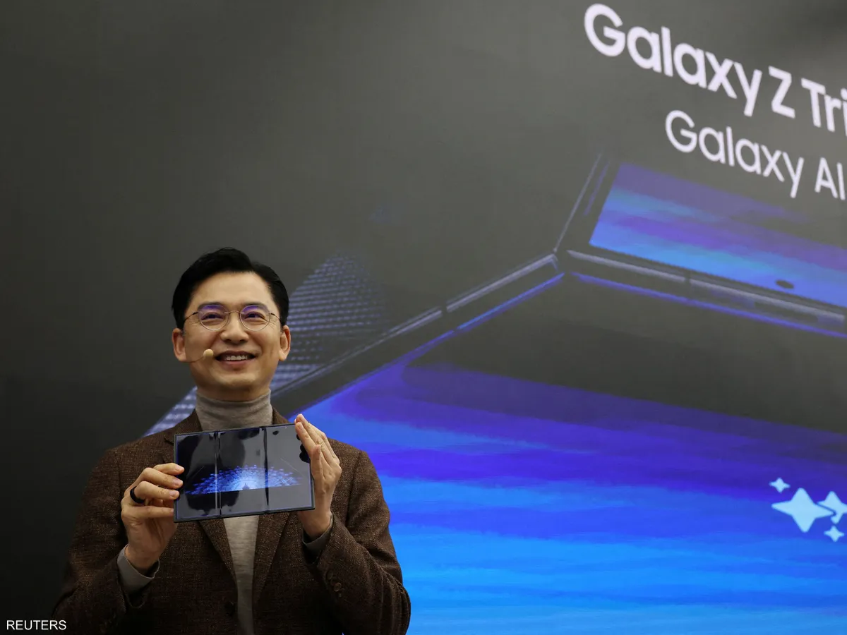 سامسونج تكشف عن أول هاتف ثلاثي الطي