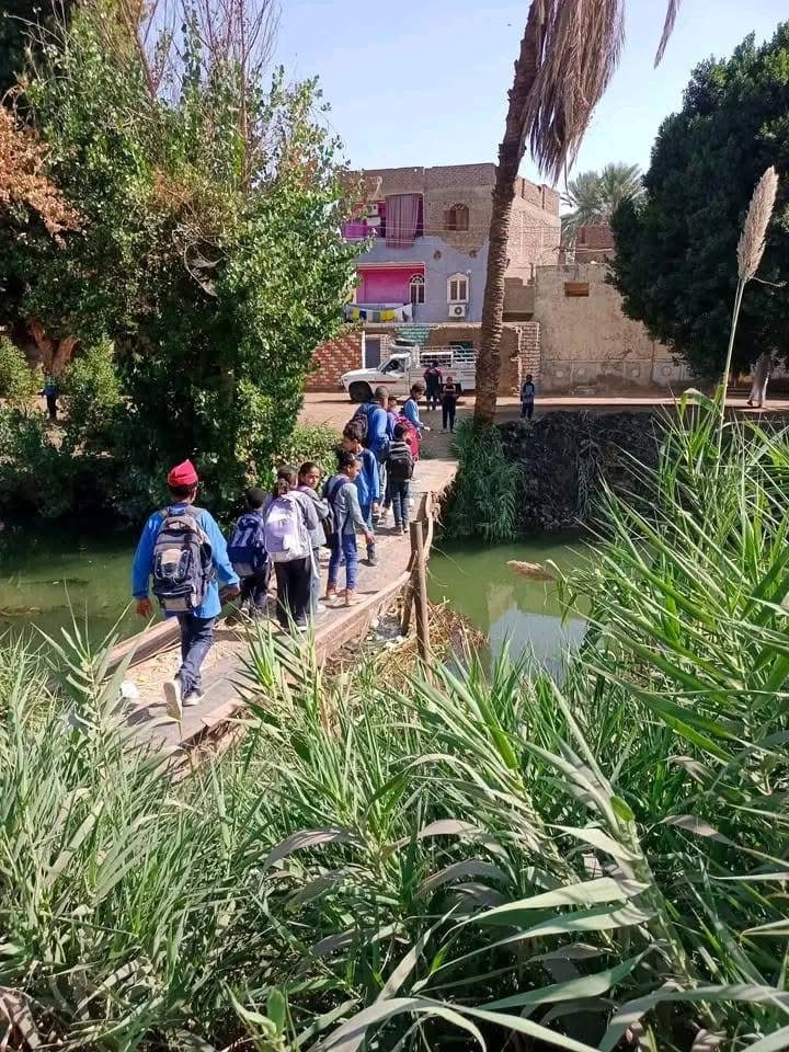 عبور الطلاب إلي مدارسهم عبر السقالة المتهالكة