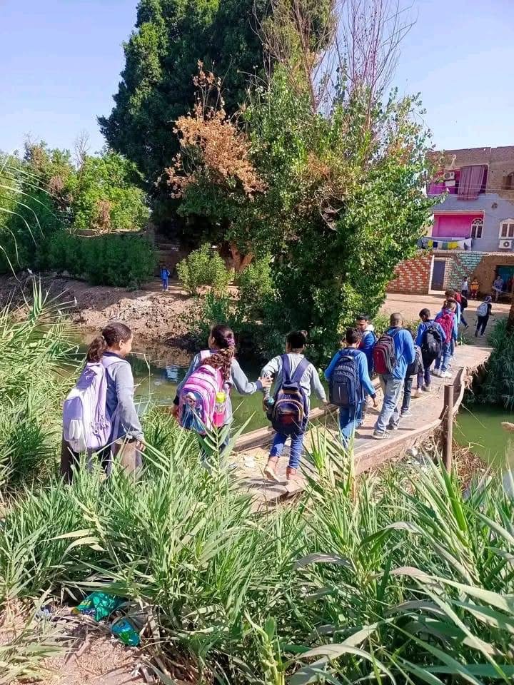 عبور الطلاب إلي مدارسهم عبر السقالة المتهالكة