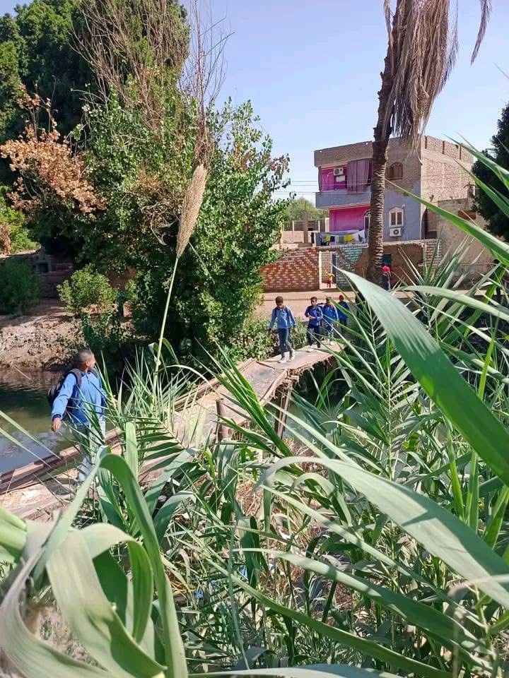 عبور الطلاب إلي مدارسهم عبر السقالة المتهالكة