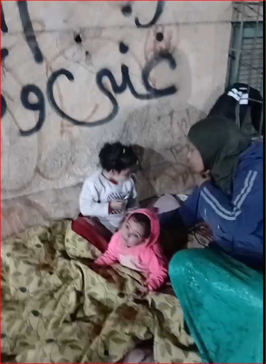 الأم اثناء بث مباشر مع القاهرة 24