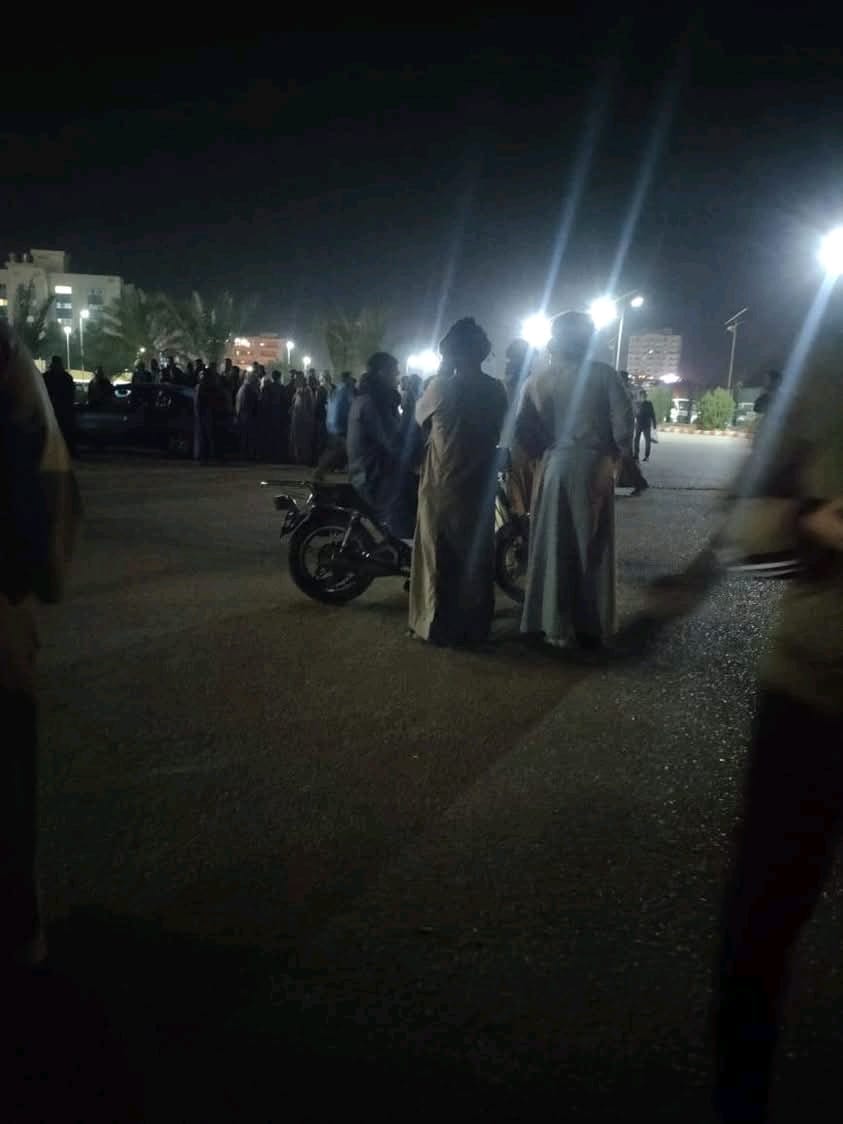 انتظار أهالي الطويرات أمام المشرحة