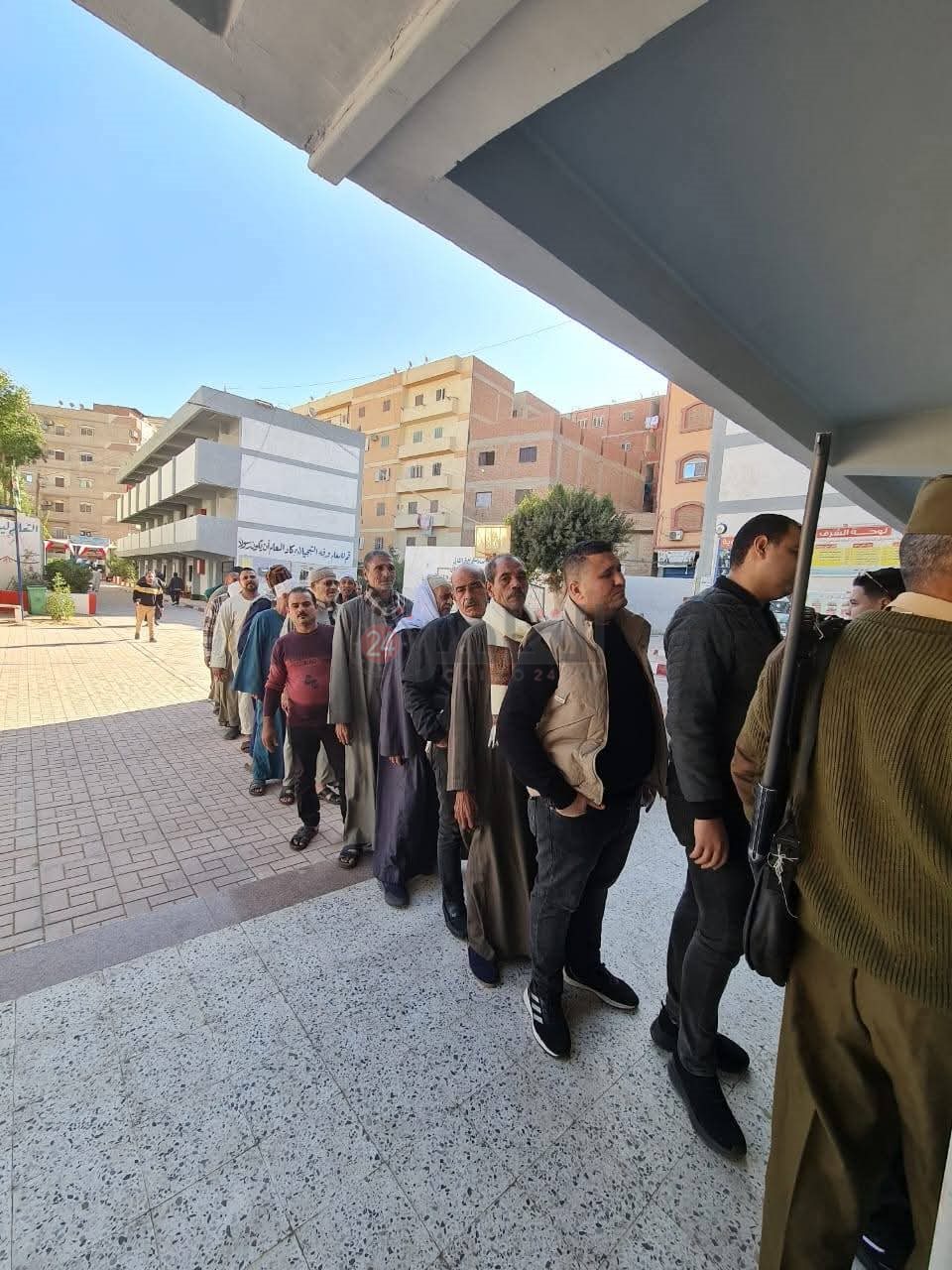 استمرار توافد الحشود على لجان الدائرة الرابعة في انتخابات المرحلة الأولى بالدوائر الملغاة بالفيوم