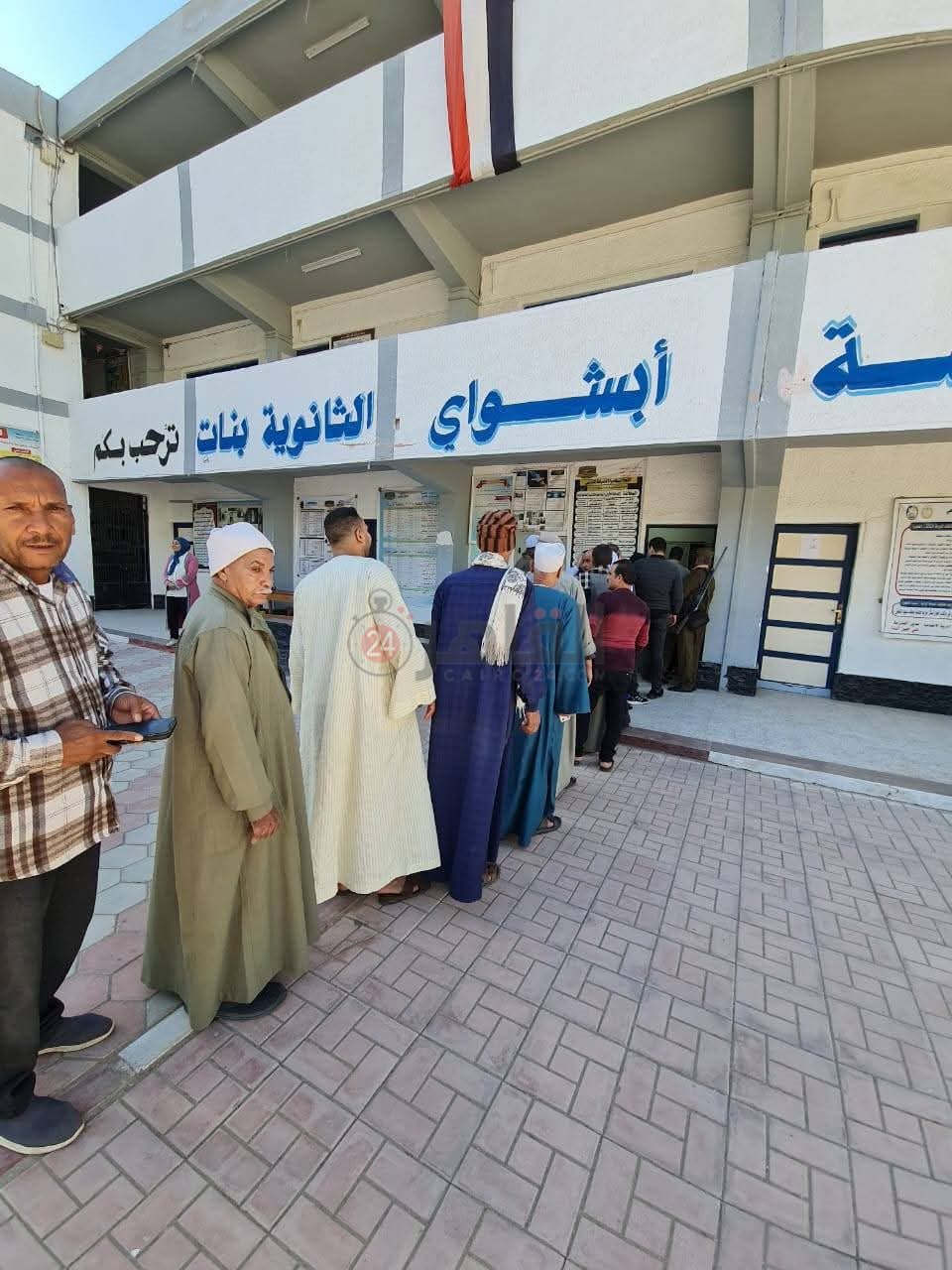 استمرار توافد الحشود على لجان الدائرة الرابعة في انتخابات المرحلة الأولى بالدوائر الملغاة بالفيوم