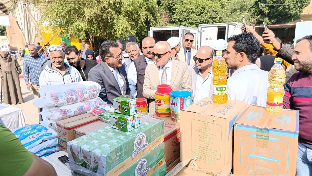 محافظ الأقصر يفتتح سوق اليوم الواحد بالكرنك