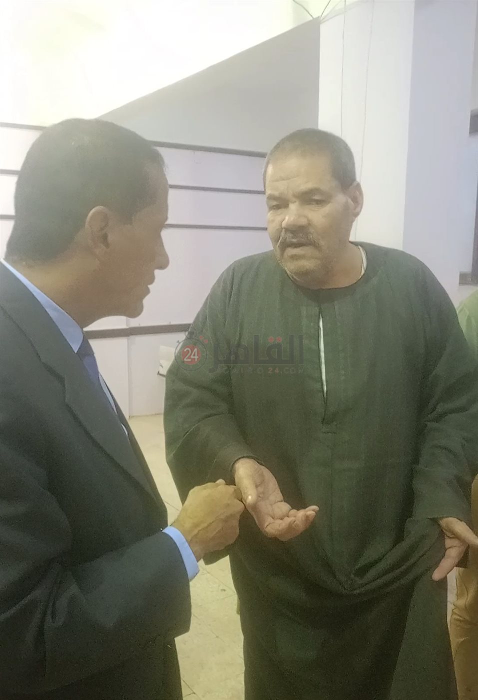 مستشار يساعد كفيفا للإدلاء بصوته في إحدى لجان العجميين بانتخابات النواب بالفيوم