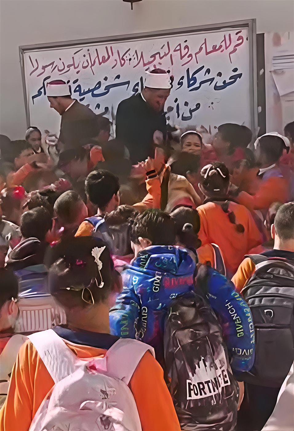 إلتفاف التلاميذ حول شيوخ الأزهر بالمنوفية