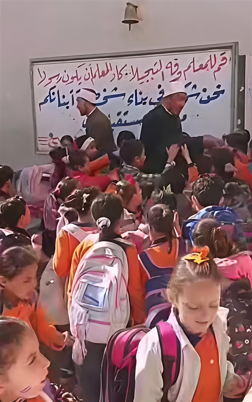 إلتفاف التلاميذ حول شيوخ الأزهر بالمنوفية