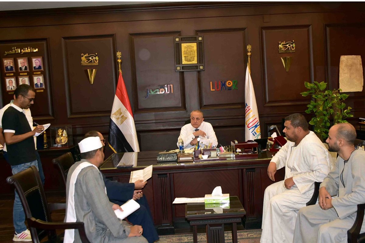 محافظ الأقصر مع المواطنين بالجلباب داخل ديوان المحافظة