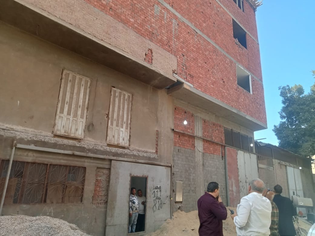 رئيس حي السلام أول يوقف أعمال بناء مخالف ويقود حملة لإزالته من المهد